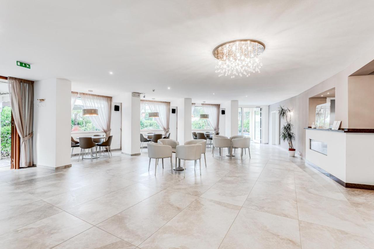 Hotel Schiller Cervia Bagian luar foto