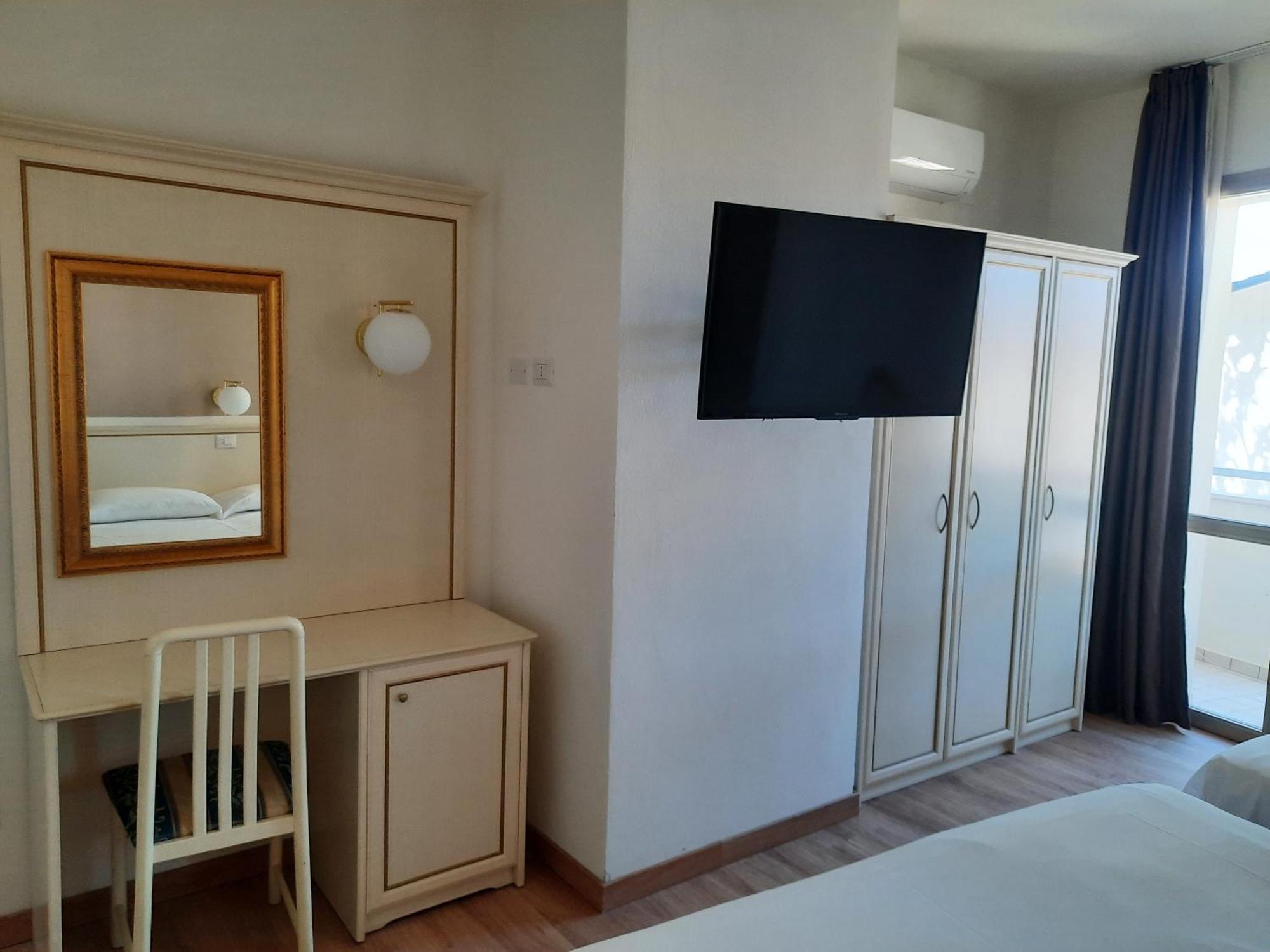 Hotel Schiller Cervia Bagian luar foto