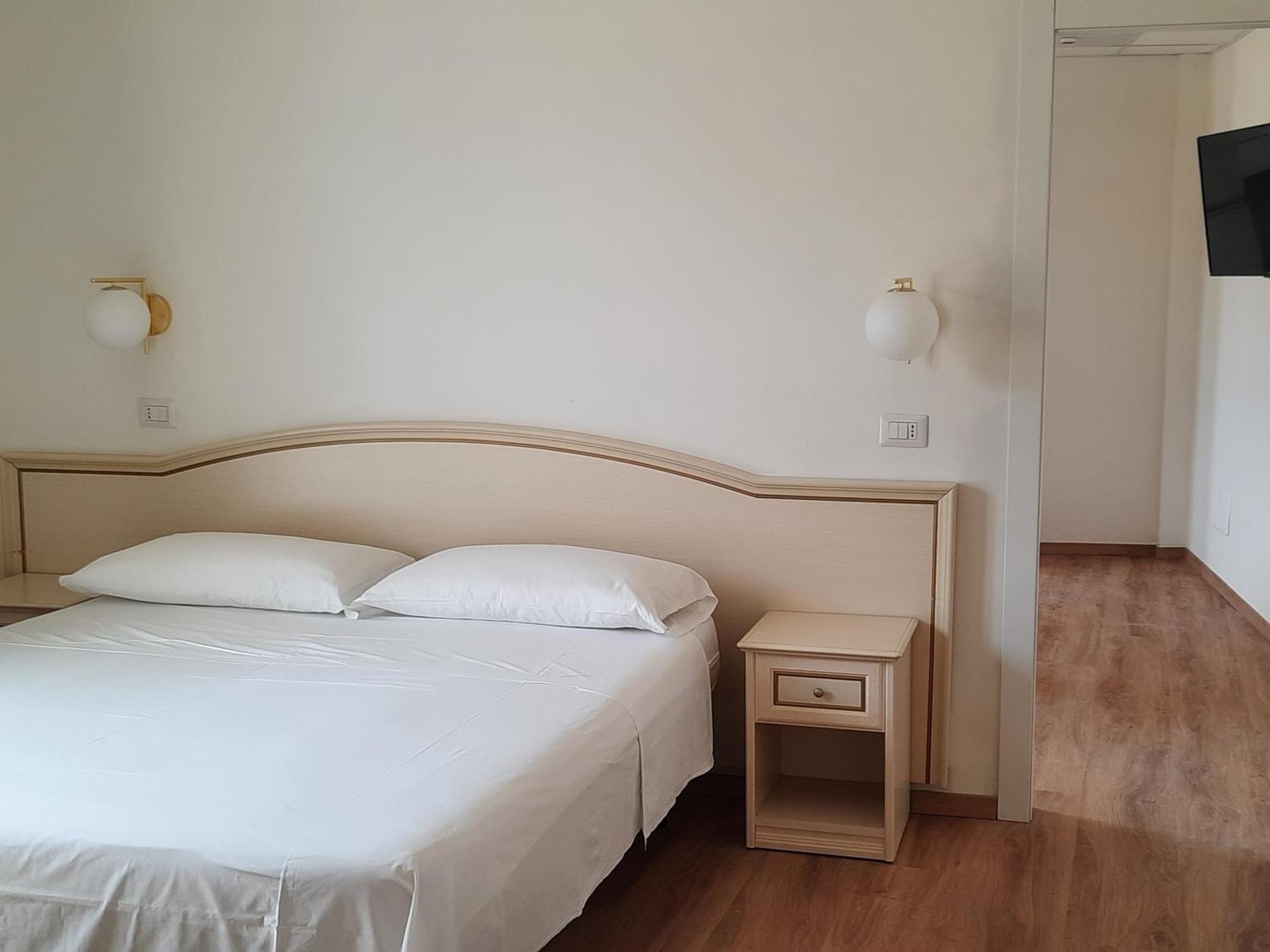 Hotel Schiller Cervia Bagian luar foto